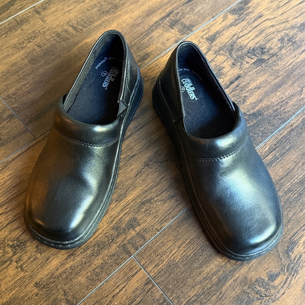 NWOT Cobbie cuddlers Clogs Black leather shoes size 7 (SB1)